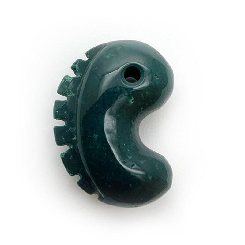 出雲石／碧玉 勾玉 大 AA 獣型 】 出雲石 国産 花仙山 青めのう 緑 鬣