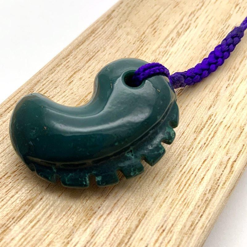 出雲石／碧玉 勾玉 大 AA 獣型 】 出雲石 国産 花仙山 青めのう 緑 鬣