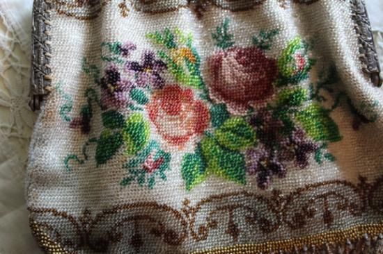 アンティーク ローズとスミレのマイクロ ガラスビーズバッグ