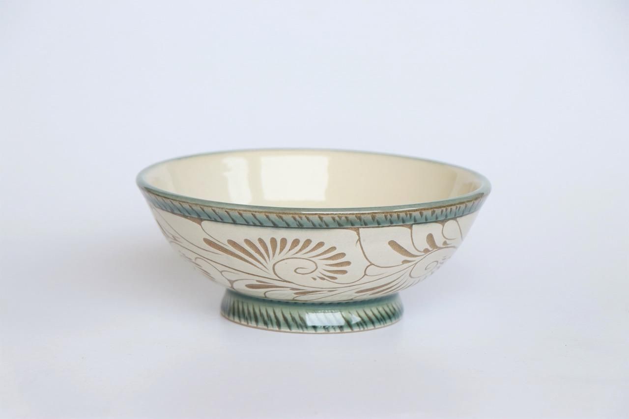 やちむん陶器ボウル 足付き 植物唐草モチーフ 沖縄 伝統工芸品 お皿
