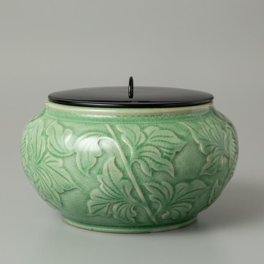 青磁 牡丹唐草文水指 清水久嗣 作 - 茶道具・抹茶通販 | ギャラリーき