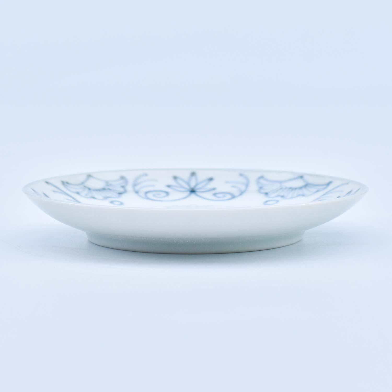 染付洋花唐草 丸四寸皿 - 有田焼のまるぶんオンラインストア