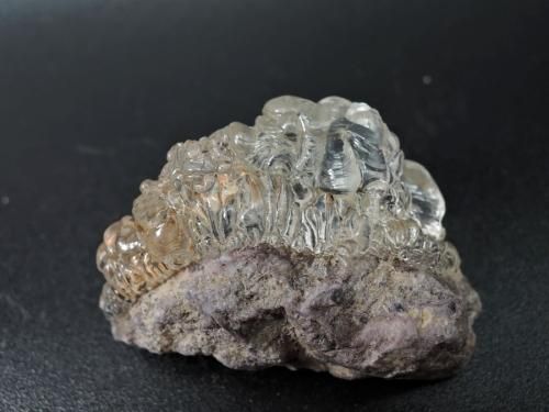 母岩の隙間に光り輝くオパール原石100ct/鉱物標本 母岩の隙間に