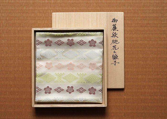 土田友湖作-御簾段桃花文緞子出帛紗 | 千家十職 - 京都富小路の和装