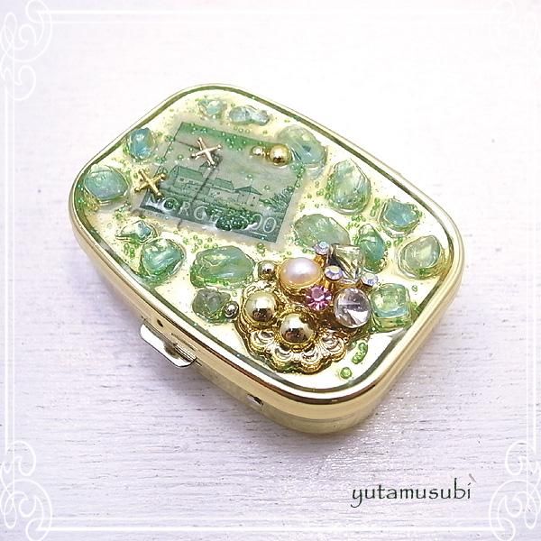 アンティーク ピルケース(鏡あり) 【古切手】ゴールドカラー レジン