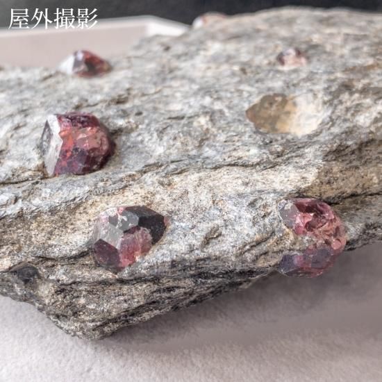 アラスカ産】ガーネット【母岩付き原石】03 - 天然石とハンドメイド