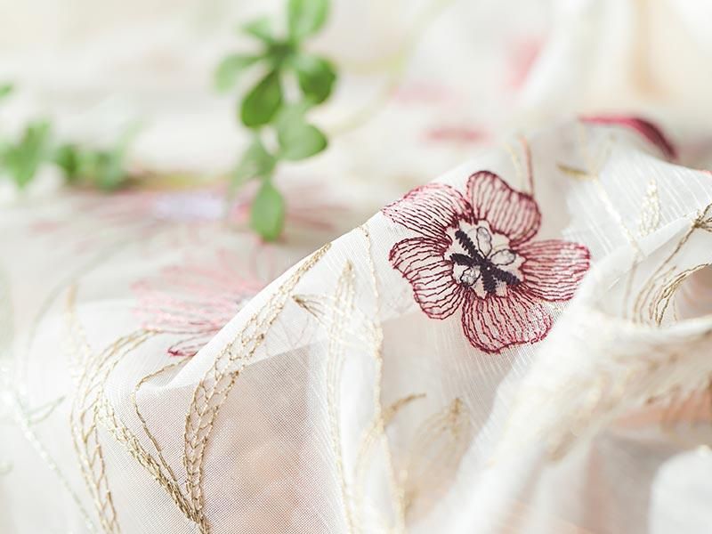 2倍ひだ】繊細なフラワー刺繍で優しい窓辺空間に。映し出す影まで