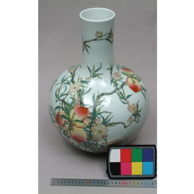 景徳鎮 粉彩九桃天球瓶(中) 【一品物】 - 書道用具専門店 西本皆文堂