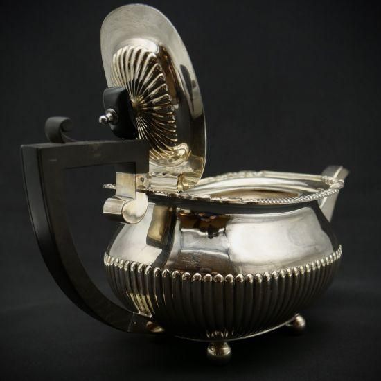 ヴィクトリア時代の優美なポットの朝食&ティーセット - 英国