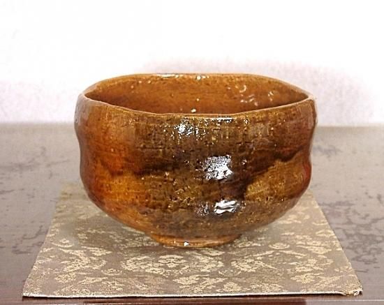 梅山窯 香野壮明 作 飴釉 茶碗 無傷 共箱。