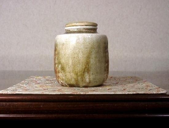 伊賀焼作者不明茶入写共蓋花押在銘無傷箱無。