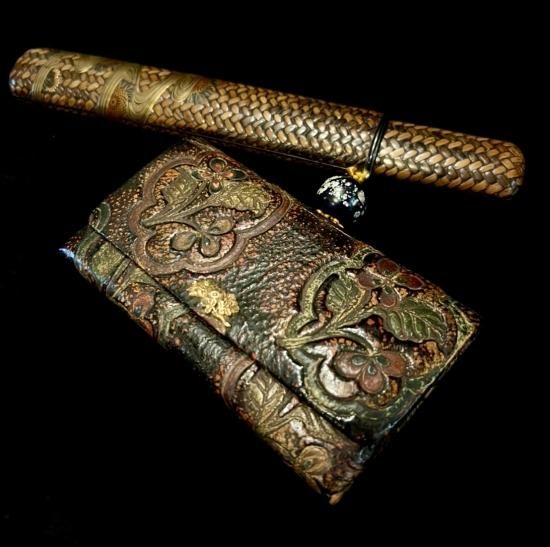 時代金工 在銘 金口火皿 K22刻印銀彫金 竹林図彫 キセル 更紗煙管袋付