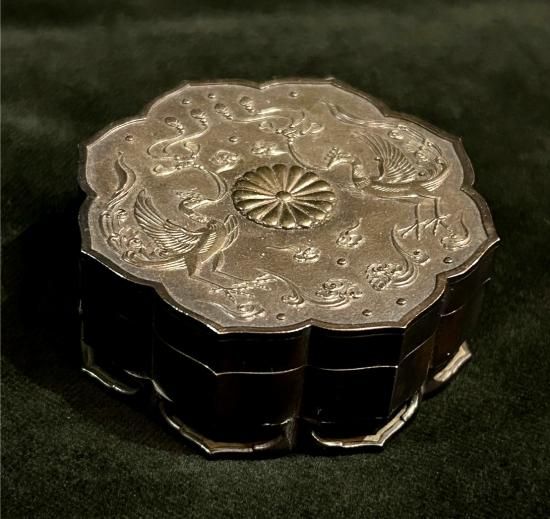 ボンボニエール 八稜鏡形鳳凰文 天皇家 大正大礼 純銀製」 - 正尚堂