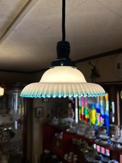 乳白ガラス(ミルクガラス) 青色フリル縁電笠 アンティークシェード