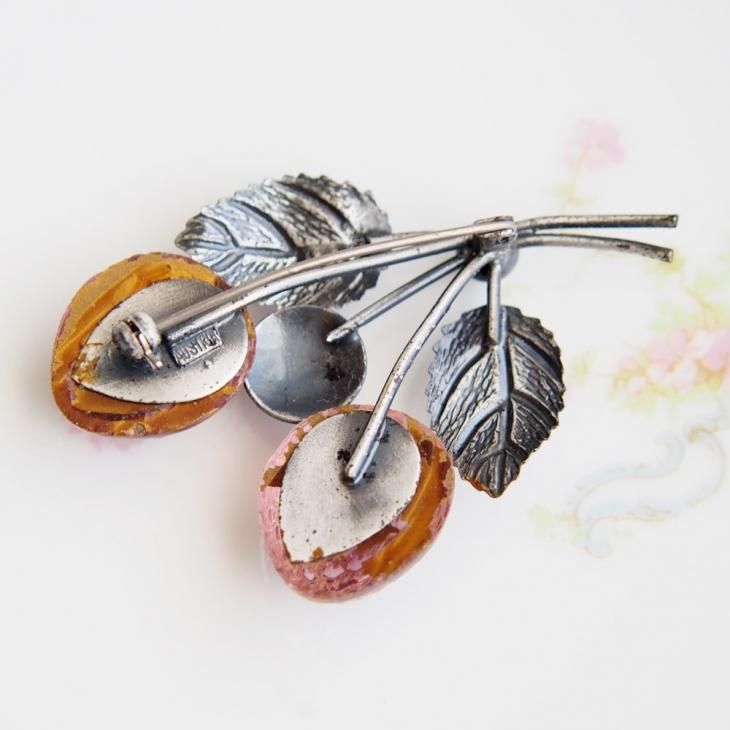 AUSTRIA オーストリア フルーツガラス レッドストロベリーのブローチ