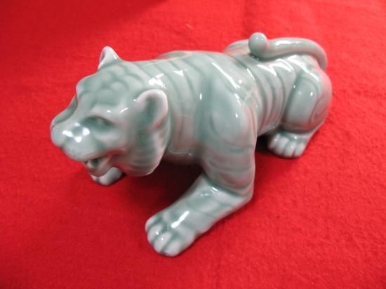 骨董品 鍋島青山焼 陶器虎の置物