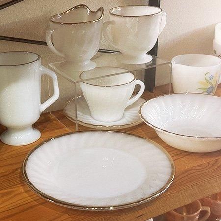 ファイヤーキング ゴールドリム スワール サラダプレートです。