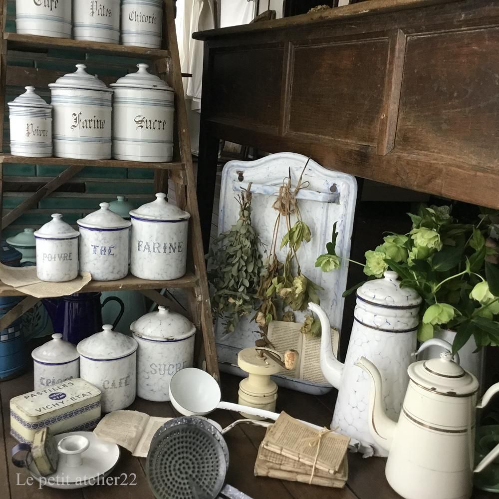 フランスから届いたアンティークのホウロウ、壁掛けのホーローセル缶