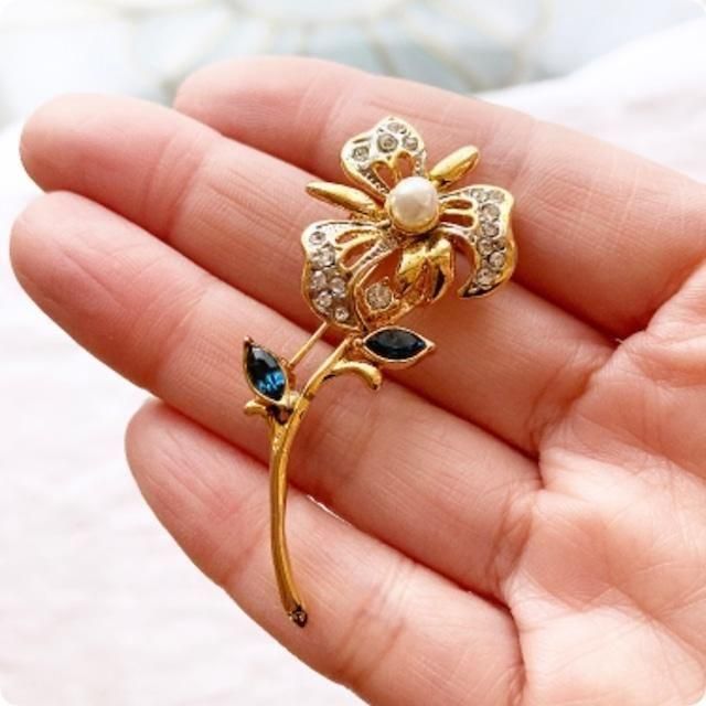 フランス直輸入 華やかな花モチーフの ヴィンテージブローチ