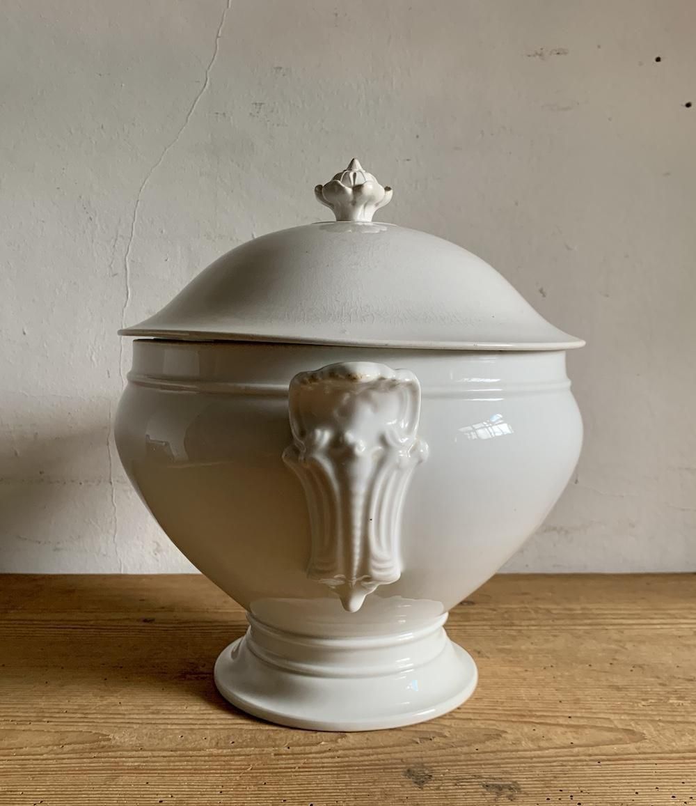 フランス製アンティーク陶器スーピエールの存在感