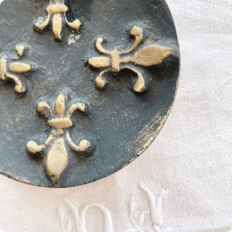 10%OFF済｜セール中】【フランス直輸入】フランス王家の象徴 フルール