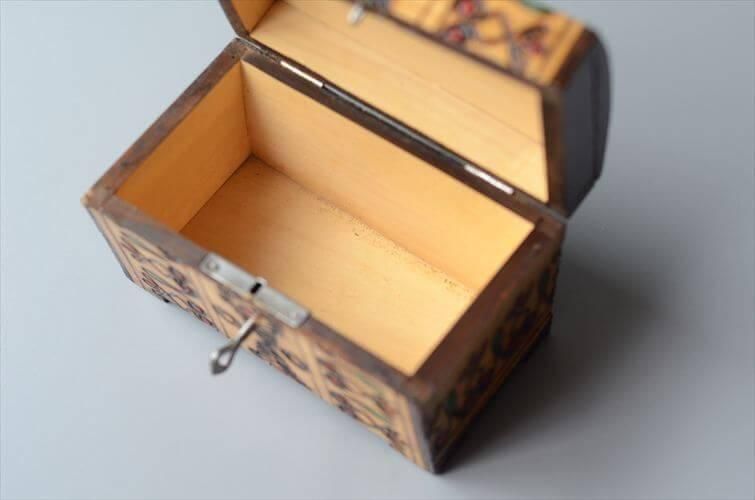 ドイツから 鍵付きの総柄の木箱 ウッドボックス 什器 おしゃれ収納