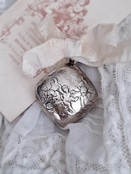 アンティーク刺繍ハンキーケース - アンティークモール＆蚤の市情報