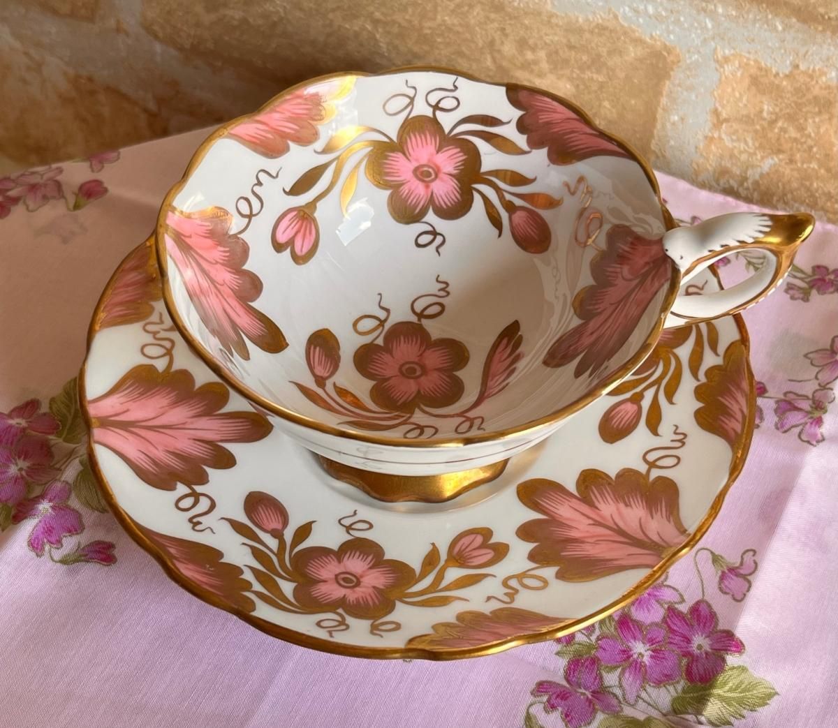 フェントン製 繊細な花柄手描きピンクベル