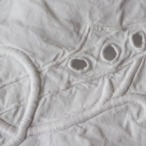 フランス製アンティーク 刺繍枕カバーのやわらかな触感