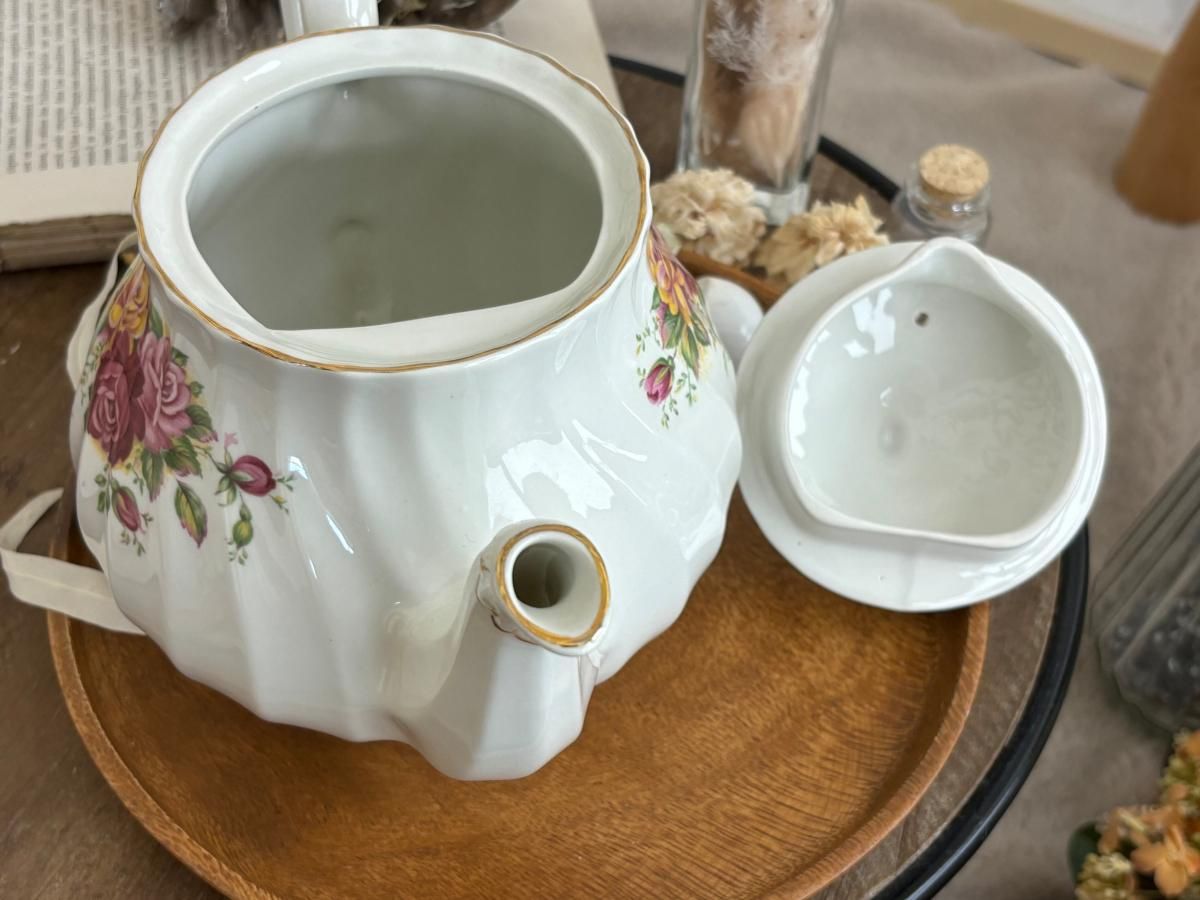 繊細なミヨット製ローズガーデンティーポット