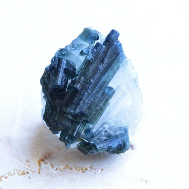 インディゴライト（ブルーグリーントルマリン）・イン・クォーツ 母岩