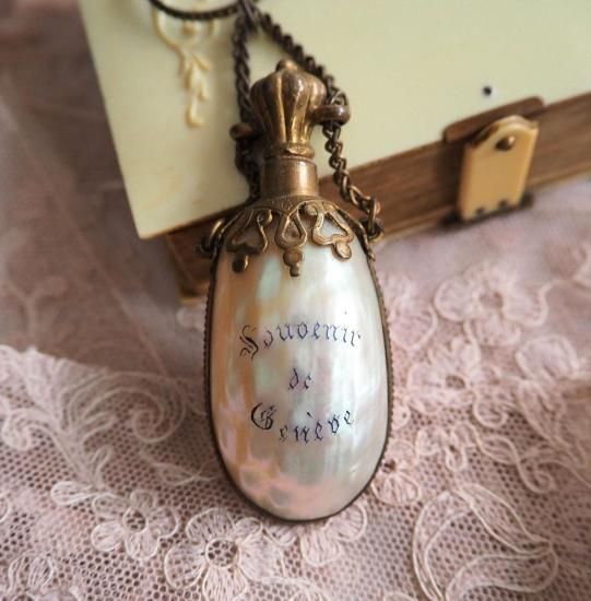 フランスサビノガラス 乳白色 アンティーク香水瓶 人物像 無傷完品