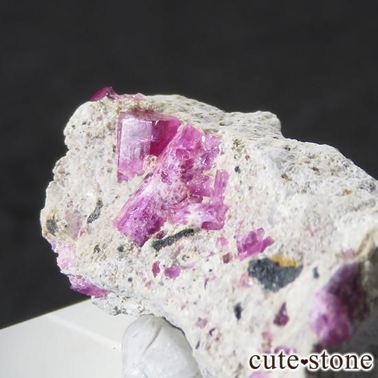 ユタ州産 レッドベリル（ビクスバイト）の母岩付き結晶'（原石） 3.1g