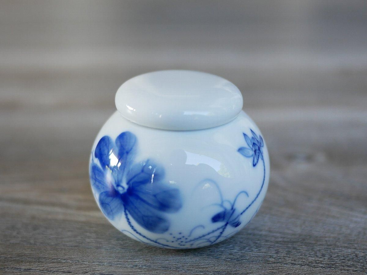 青色と白色の花模様の茶器 青と白の花柄陶器茶碗