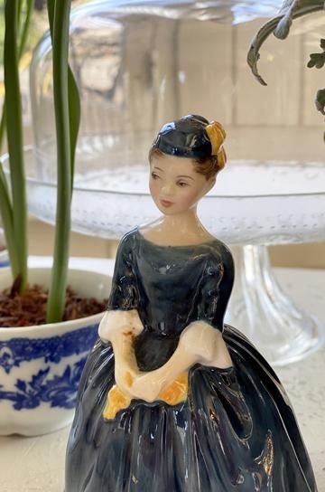 ロイヤルドルトンの人形 ロイヤルドルトンの陶器フィギュア