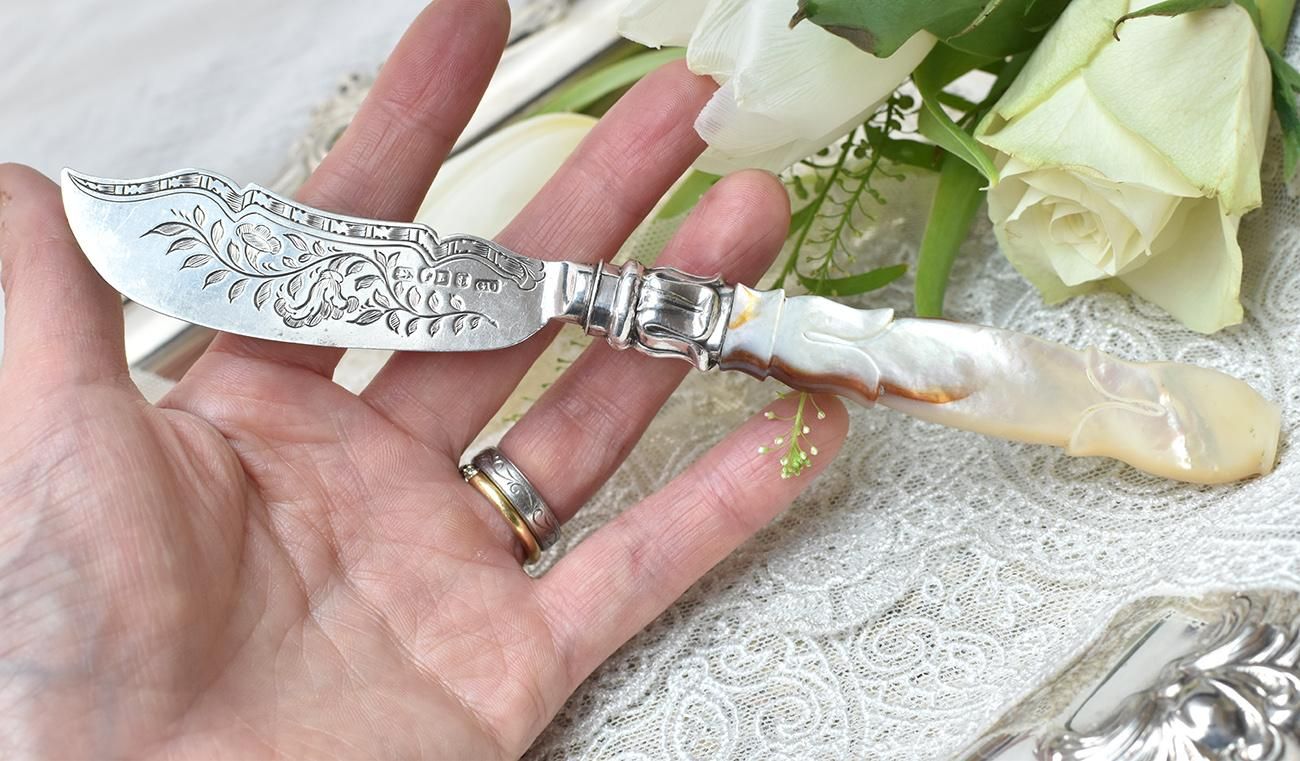 英国アンティーク銀器【純銀】1850年 白蝶貝のバターナイフ George