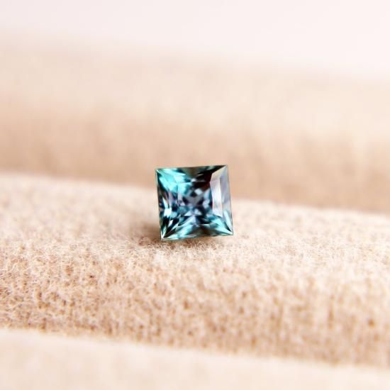 ブラジル/ヘマチタ産アレキサンドライト 0.23ct - IRODORI STONE