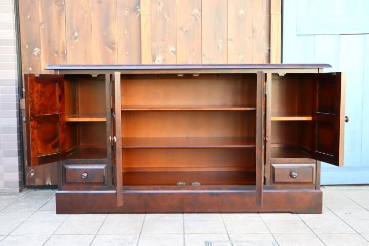 北海道民芸家具(HOKUMIN)のカバ無垢材を使用した、サイドボードです