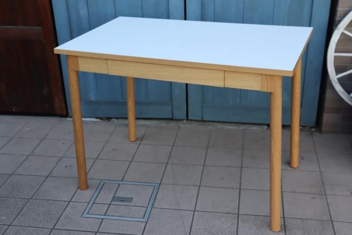 IDEE(イデー)のSTILT TABLE 1000 WHITE(スティルト テーブル)です