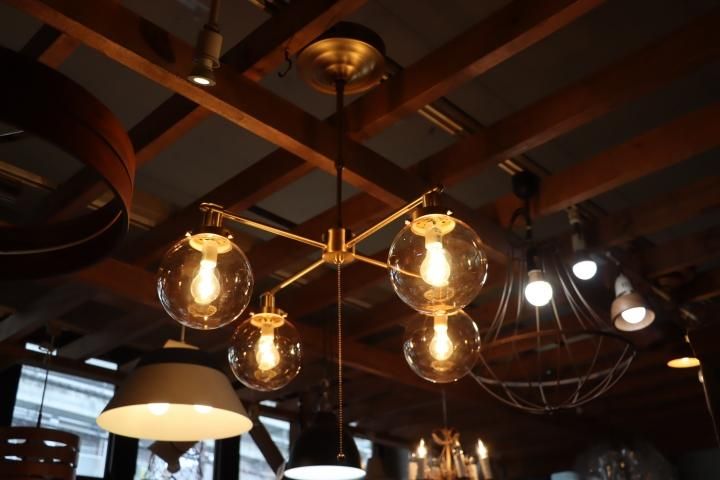 unico(ウニコ)のMOON CROSS LAMPです。 真鍮のような濃淡のある