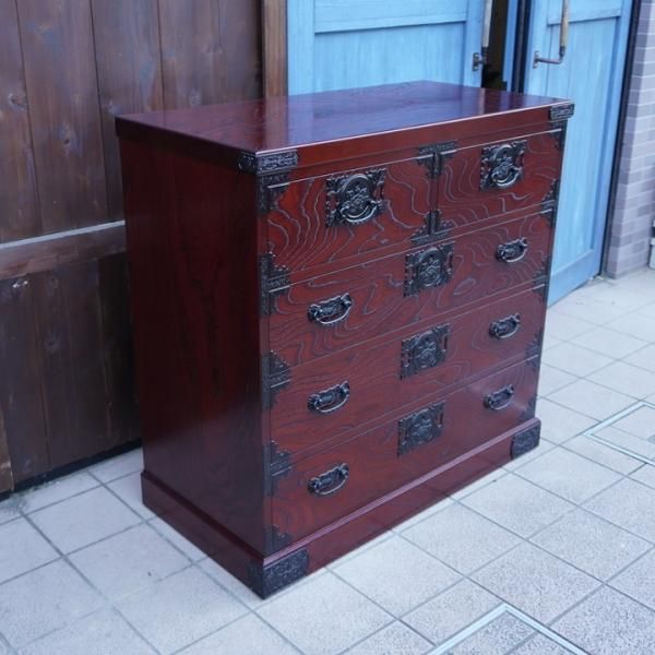 四国高松の伝統工芸 飛鳥工芸家具の欅材 和箪笥です。隅金具をはじめ