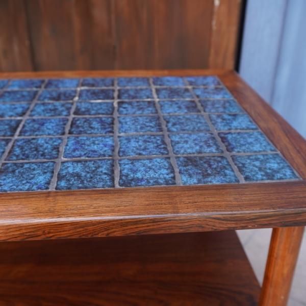 デンマーク製のローズウッド材タイルトップのサイドテーブルです