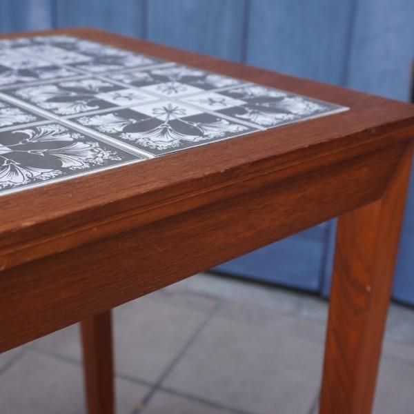 デンマーク製のチーク材タイルトップのサイドテーブルです。花が描かれ