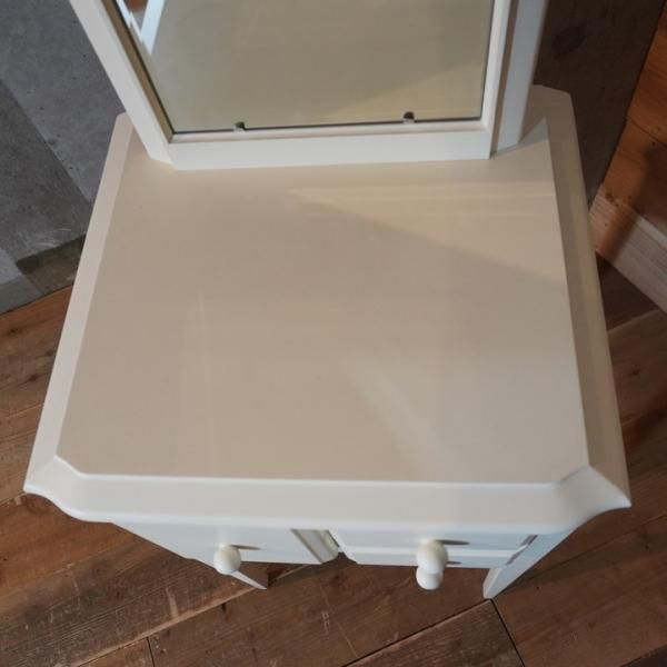 Francfranc(フランフラン)の白を基調とした可愛らしいリリオドレッサー