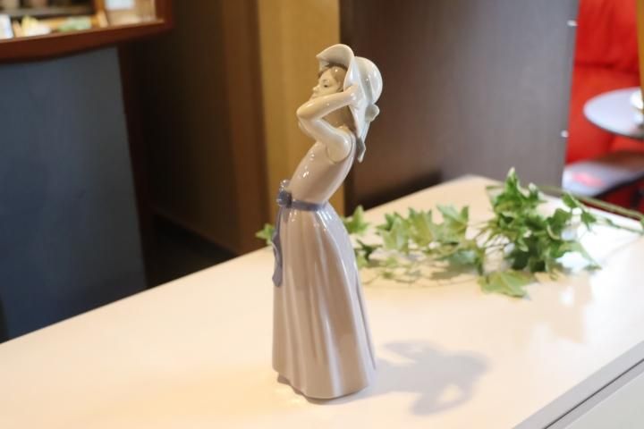 スペインLLADRO(リヤドロ)社の陶器人形の置物『フィギュリン』若草色の