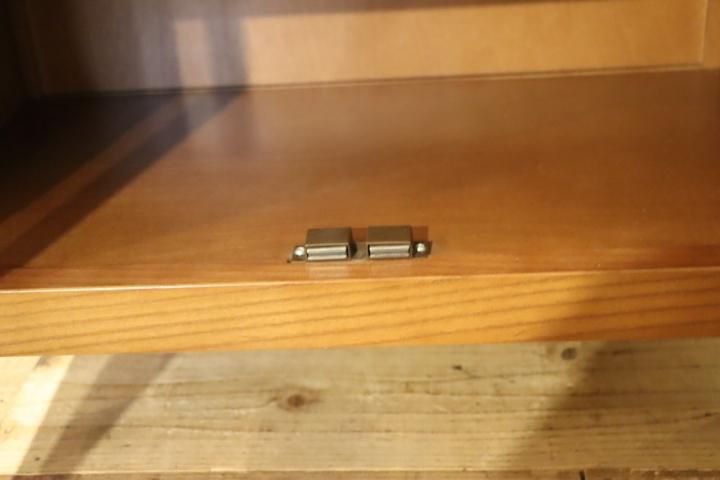 karimoku(カリモク家具)のキャビネット・ガラス扉です。シンプルで