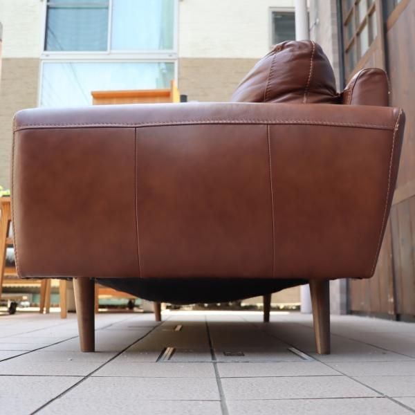 人気のunico(ウニコ)よりMOLN(モルン) レザー 3シーターソファーです