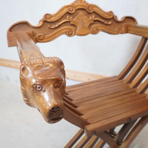 イタリアの伝統家具サヴォナローラチェアです。美しい彫刻が目を引く