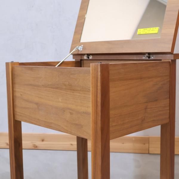 ウォールナット材を使用した無印良品(MUJI)のドレッサーです