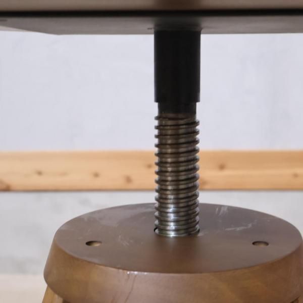 unico(ウニコ)のVIZ(ヴィズ) 回転スツールです。高さ調整も可能で